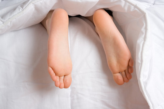 petits pieds dans lit