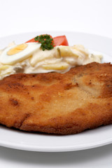 Paniertes Schnitzel mit Kartoffelsalat
