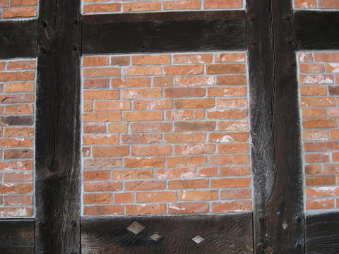 Mauer mit Fachwerk und Holzbalken