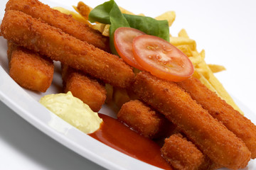 Fischstaebchen und Pommes