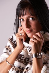 brünette Frau im Poncho