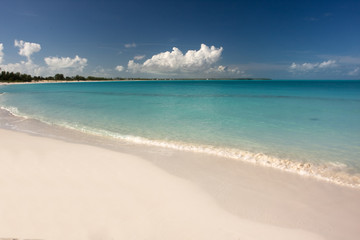 Fototapeta na wymiar tropical beach with clear water and blue sky