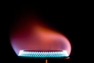 rot blaue Flamme aus Gas seitlich