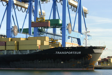 Navire cargo à quai