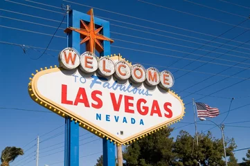 Tuinposter Las Vegas-bord met Amerikaanse vlag en verbazingwekkende elektrische bedrading © Ralf Broskvar