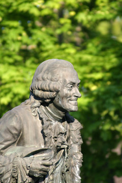 Statue de Voltaire &agrave; Ferney