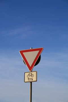 Verkehrsschild - Vorfahrt gew&auml;hren