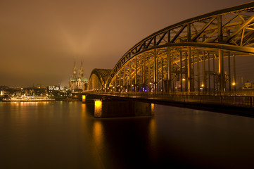 Naklejka premium view along cathedral bridge to Cologne cathedral at night