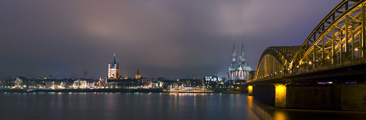 Obraz premium Panorama Köln am Rhein mit Dom, Dombrücke, St. Aposteln