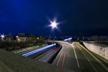 Obraz premium périphérique autoroute ville nuit light painting circulation