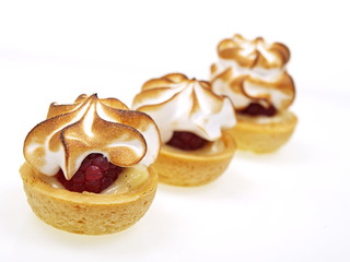 himbeer meringue petit four