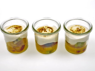 fruchtsalat mit creme brulee