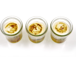 fruchtsalat mit creme brulee