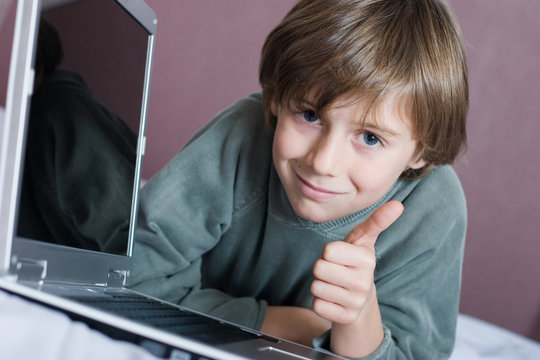 enfant internet ordinateur r&eacute;ussir succ&egrave;s
