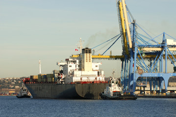 Navire cargo à quai