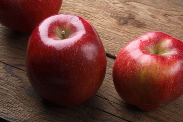 Drei Äpfel auf einem Holztisch