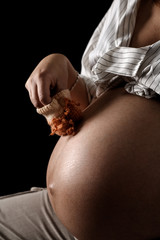 Femme enceinte avec chaussons