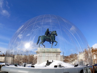 Statue equestre sous vide, Place Belle cour, Lyon,  France