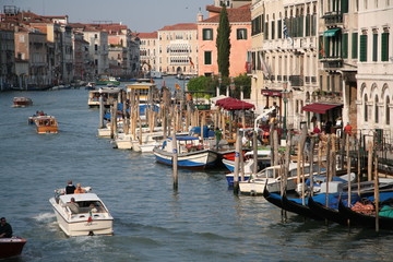 Fototapeta na wymiar Le grand canal de Venise vu du Rialto