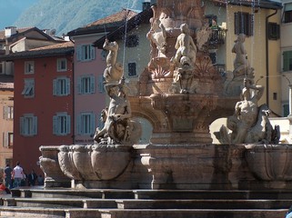 Trento, Neptunbrunnen am Domplatz mit Treppe, Becken