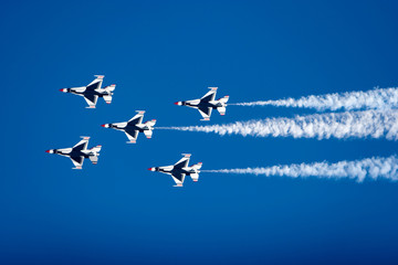 jets flying in formation
