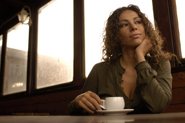 Ragazza con cappuccino