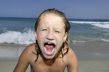 Bambina urla in spiaggia