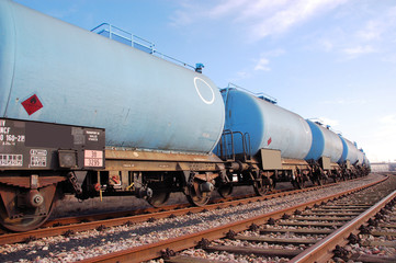 Fototapeta na wymiar Niebieski pociąg z niebieskim silosu