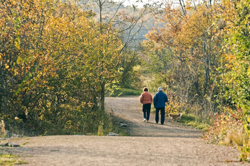 couple de personnes agées retraités promenade santé marche