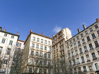Fototapeta na wymiar Lyon, Francja, jasne budynki w kwadracie