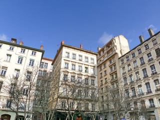 Fototapeta premium Lyon, France, Immeubles clairs sur une place