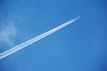 Fototapeta premium Ślad samolotu na niebie