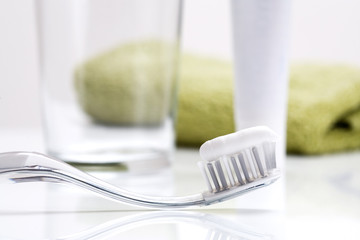 Fototapeta na wymiar Sprzęt stomatologiczny opieki na białym tle