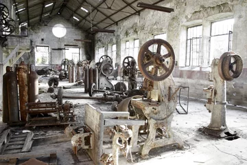 Poster Im Rahmen Alte verlassene Fabrik mit nutzlosen rostigen Maschinen © Carlos Caetano