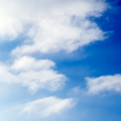 Naklejka na ściany i meble Błękitne niebo jest pokryte białym puszyste chmury.