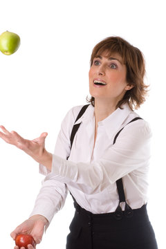 Femme qui jongle avec fruits