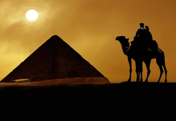 Fotobehang Symbool Egypte - piramide, kameel, zand en zon © Miroslav Beneda