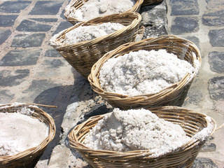 paniers en osier remplis de sel