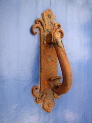 Rostige Türkklopfer auf blauer Tür