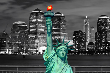 Fototapeta premium Statue of Liberty and New York City skyline