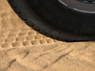 Spur im Sand eines Jeeps