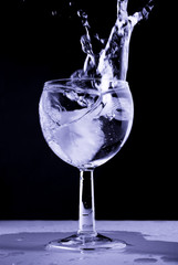 verre à pied glaçon et eau