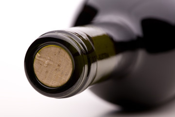 Seitlich liegende Flasche für roten Wein