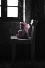 Lonely, little teddy bear - 5687489