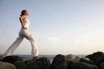Mujer practicando Yoga al amanecer