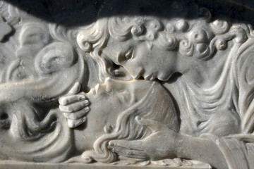Fototapeta na wymiar pocałunek śmierci. nagrobek na cmentarzu