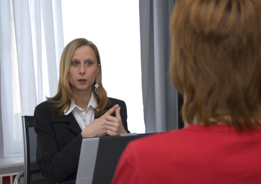 Gesch&auml;ftsfrau als z&auml;hlt mit den Fingern