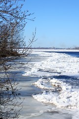 Fototapeta na wymiar Wiosna rzeka