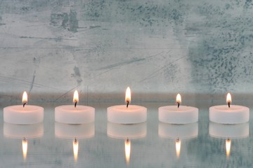 5 Kerzen mit Spiegelung