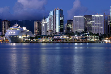 Fototapeta na wymiar Honolulu Harbor